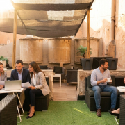 AX Business – Rooftop Coworking & Business Lounge en Las Palmas de Gran Canaria Rooftop coworking y business lounge de AX Business en Las Palmas de Gran Canaria con ambiente profesional y reuniones al aire libre.