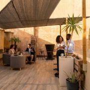 AX Business – Rooftop Coworking & Business Lounge en Las Palmas de Gran Canaria Rooftop business lounge de AX Business en Las Palmas de Gran Canaria con reuniones profesionales y ambiente coworking al aire libre.