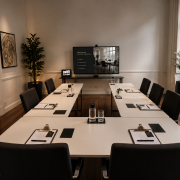 Sala de reuniones equipada con tecnología Sala de juntas con pantalla y conexión de alta velocidad.