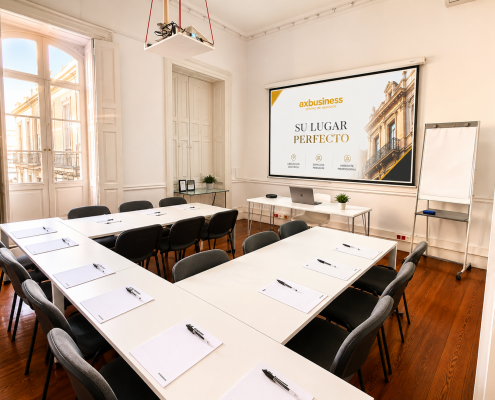 Sala para cursos y talleres en Gran Canaria Sala de reuniones moderna con luz natural en Las Palmas