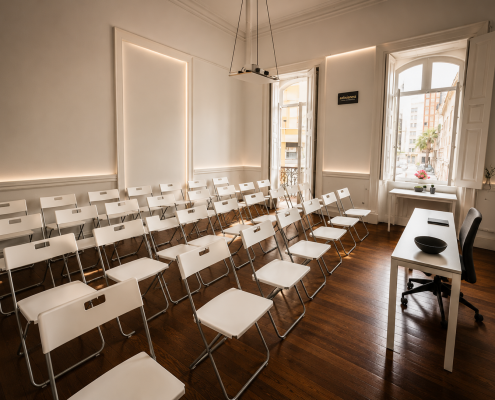 Sala de reuniones con luz natural en Las Palmas Espacio de reuniones climatizado y confortable