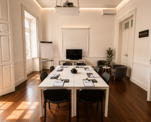 Alquiler de sala de reuniones por horas en Gran Canaria Mesa de reuniones amplia y sillas ergonómicas